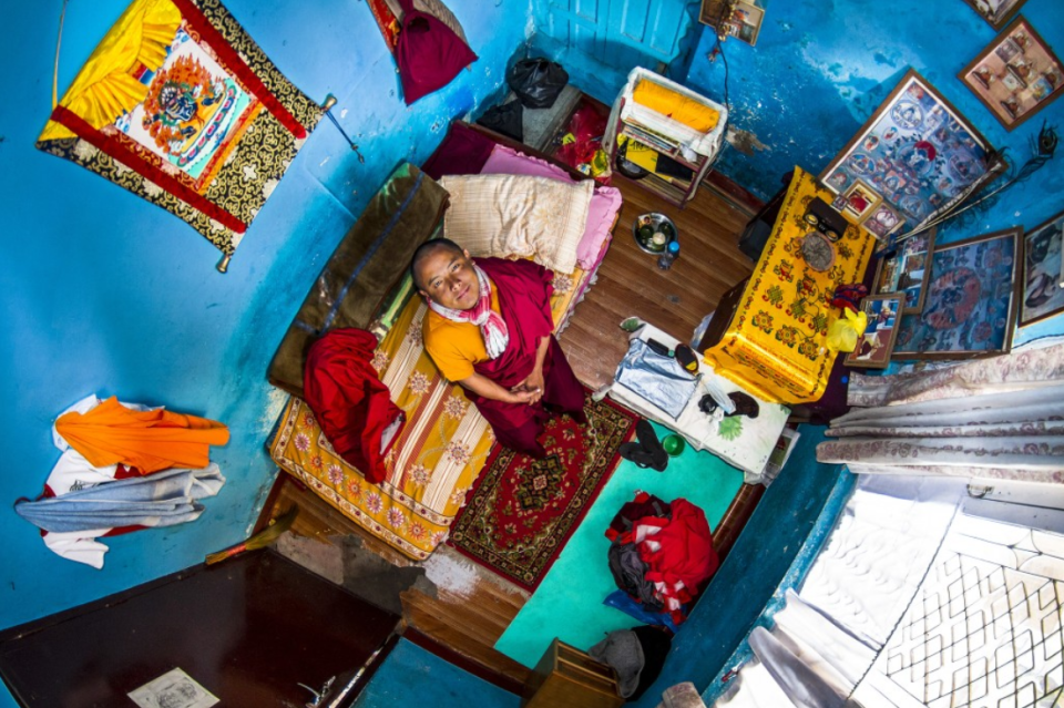 Pema, Katmandú, Nepal. Como vemos aquí, Thackwray coloca una cámara en el techo de cada habitación y capta lo que hay en ella, junto a su propietario que aparece sentado en el centro de la escena.