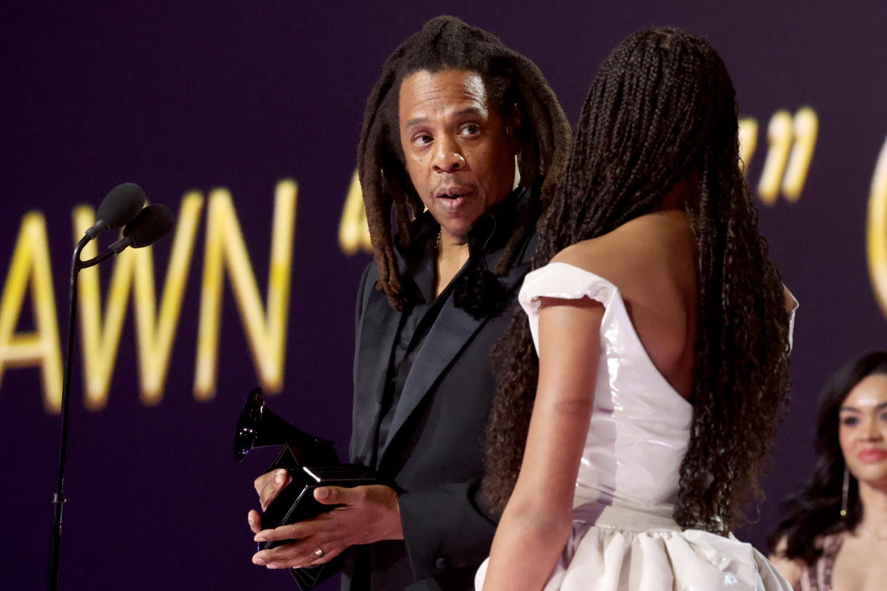 Jay-Z el premio Dr. Dre Global Impact junto a su hija Blue Ivy Carter en los Grammy Awards 2024. (Photo by Kevin Mazur/Getty Images for The Recording Academy)