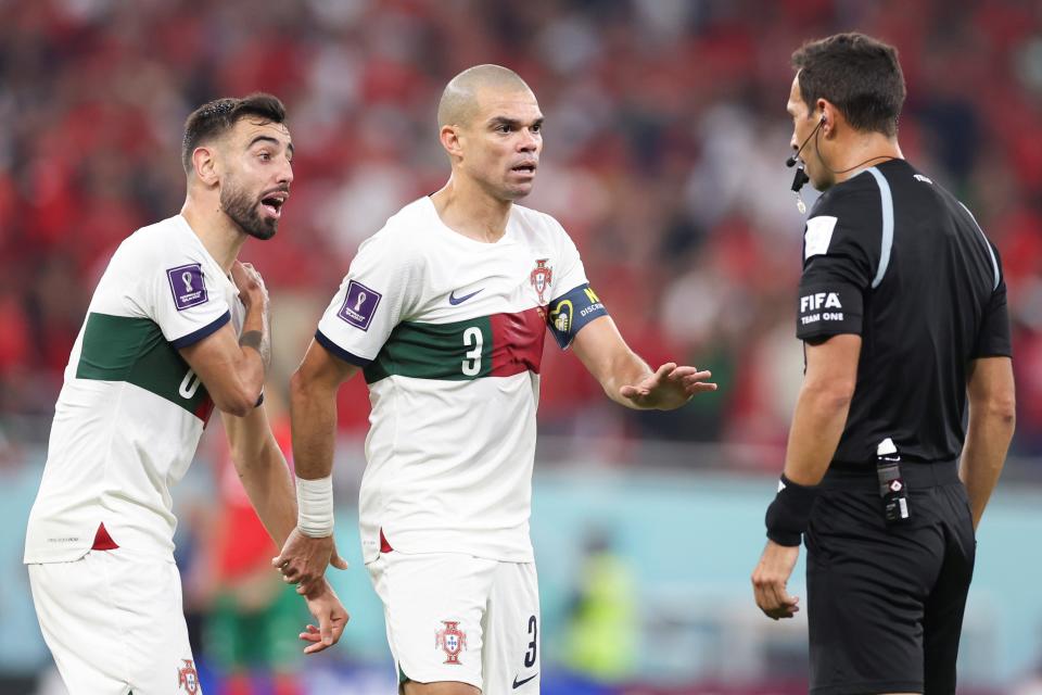  Pepe y Bruno Fernandes durante el partido contra Marruecos (Foto de: Li Gang/Xinhua via Getty Images)