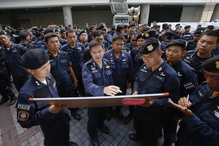 Police hold a briefing as they take position in anticipation of possible further protests against a military coup, in Bangkok's shopping district June 1, 2014. REUTERS/Erik De Castro