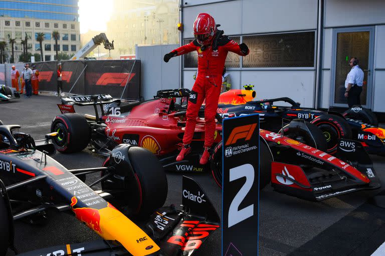 Charles Leclerc sale de un salto de su Ferrar en Bakú, donde este sábado tendrán lugar las competencias sprint del Gran Premio de Azerbaiyán.