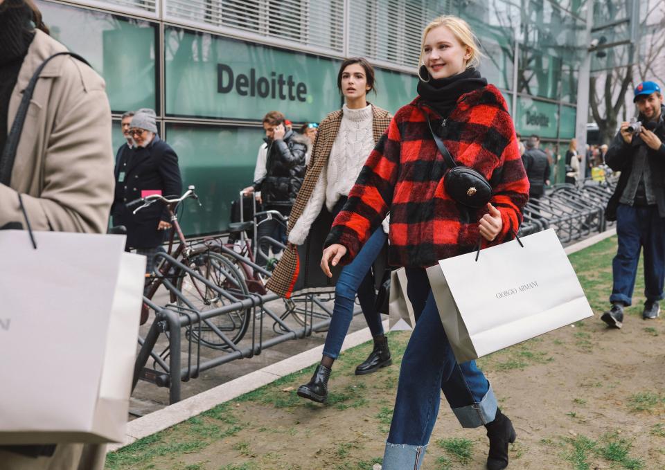 Phil Oh captures the best street style beauty looks of Milan Fashion Week Fall 2018, from twin pink bobs to kitschy plastic hair accessories.