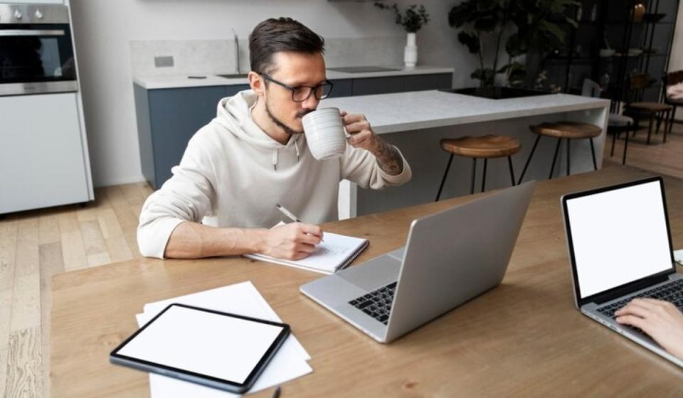 Horas extra y dominicales con la reducción de la jornada laboral. Foto: tomada de Freepik