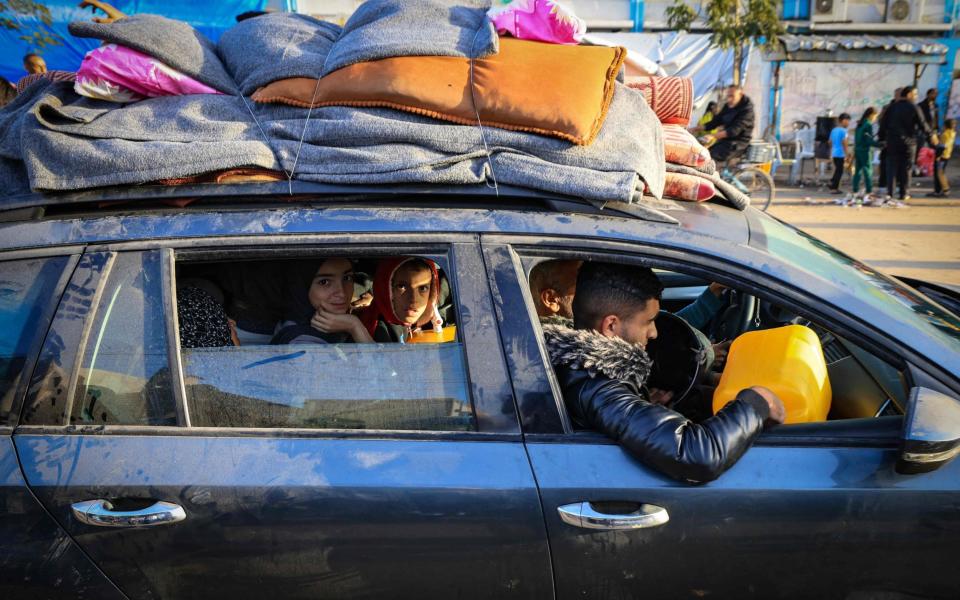 Palestinians who had taken refuge in temporary shelters return to their homes in eastern Khan Yunis