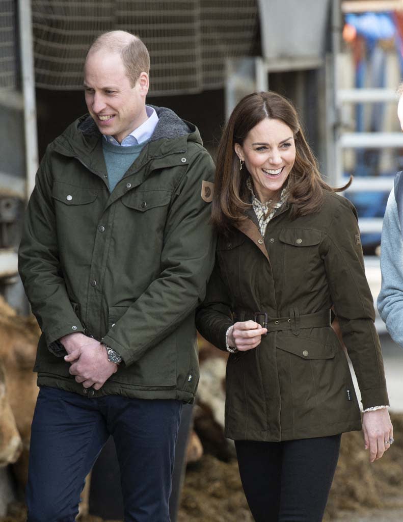 <a href="https://www.elle.fr/People/La-vie-des-people/News/Kate-Middleton-et-le-prince-William-font-sensation-dans-la-campagne-irlandaise#xtor=AL-541" rel="nofollow noopener" target="_blank" data-ylk="slk:Voir la suite des photos sur ELLE.fr;elm:context_link;itc:0;sec:content-canvas" class="link ">Voir la suite des photos sur ELLE.fr</a><br><h3> A lire aussi </h3><ul><li><a href="https://www.elle.fr/People/La-vie-des-people/News/Le-prince-William-et-Kate-Middleton-malaise-en-Irlande-sur-le-Megxit#xtor=AL-541" rel="nofollow noopener" target="_blank" data-ylk="slk:Le prince William et Kate Middleton : malaise en Irlande sur le Megxit;elm:context_link;itc:0;sec:content-canvas" class="link ">Le prince William et Kate Middleton : malaise en Irlande sur le Megxit</a></li><li><a href="https://www.elle.fr/People/La-vie-des-people/News/Kate-Middleton-le-prince-William-complices-pour-leur-soiree-au-theatre#xtor=AL-541" rel="nofollow noopener" target="_blank" data-ylk="slk:Kate Middleton le prince William complices pour leur soirée au théâtre;elm:context_link;itc:0;sec:content-canvas" class="link ">Kate Middleton le prince William complices pour leur soirée au théâtre </a></li><li><a href="https://www.elle.fr/People/La-vie-des-people/News/Decouvrez-dans-quelle-discipline-Kate-Middleton-bat-toujours-le-prince-William-3843341#xtor=AL-541" rel="nofollow noopener" target="_blank" data-ylk="slk:Découvrez dans quelle discipline Kate Middleton bat toujours le prince William;elm:context_link;itc:0;sec:content-canvas" class="link ">Découvrez dans quelle discipline Kate Middleton bat toujours le prince William</a></li><li><a href="https://www.elle.fr/People/La-vie-des-people/News/Kate-Middleton-soutien-de-taille-pour-le-prince-William-sans-Harry-a-Buckingham#xtor=AL-541" rel="nofollow noopener" target="_blank" data-ylk="slk:Kate Middleton, soutien de taille pour le prince William, sans Harry, à Buckingham;elm:context_link;itc:0;sec:content-canvas" class="link ">Kate Middleton, soutien de taille pour le prince William, sans Harry, à Buckingham</a></li><li><a href="https://www.elle.fr/Astro/Horoscope/Quotidien#xtor=AL-541" rel="nofollow noopener" target="_blank" data-ylk="slk:Consultez votre horoscope sur ELLE;elm:context_link;itc:0;sec:content-canvas" class="link ">Consultez votre horoscope sur ELLE</a></li></ul>