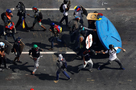 Demonstrators clash during a march to the state Ombudsman's office in Caracas, Venezuela May 29, 2017. REUTERS/Carlos Garcia Rawlins