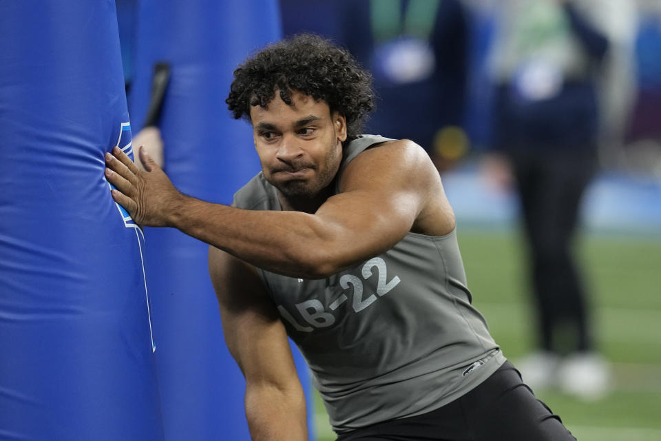 Gabriel Murphy, linebacker de UCLA, realiza un ejercicio durante el Scouting Combine. (AP Foto/Darron Cummings)