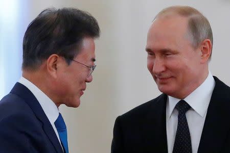 Russian President Vladimir Putin and South Korean President Moon Jae-in attend a welcoming ceremony at the Kremlin in Moscow, Russia June 22, 2018. REUTERS/Sergei Karpukhin