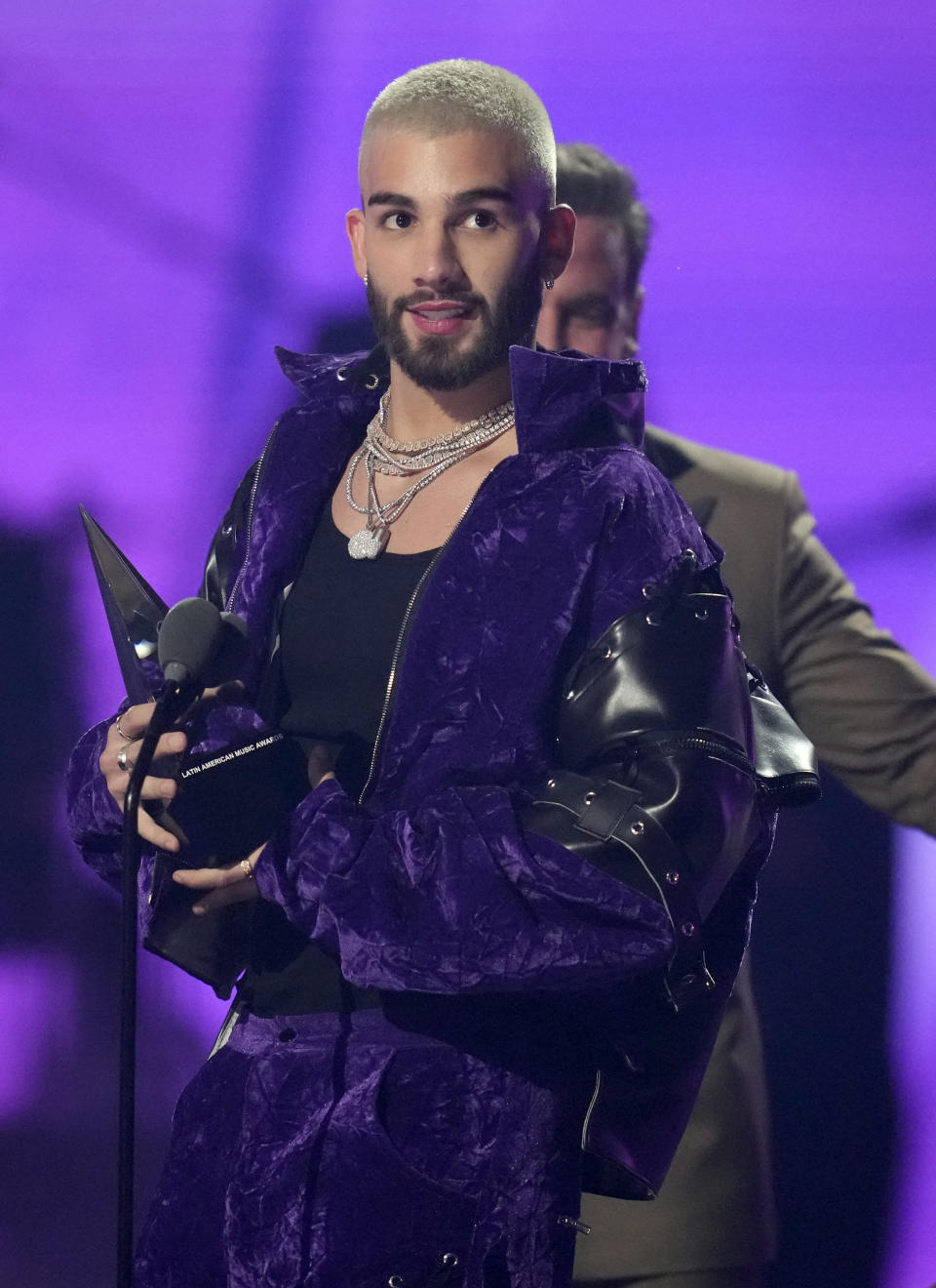 Manuel Turizo recibe el premio a mejor canción tropical por "La bachata" en los Latin American Music Awards el jueves 20 de abril de 2023 en la arena MGM Grand Garden en Las Vegas. (Foto AP/John Locher)