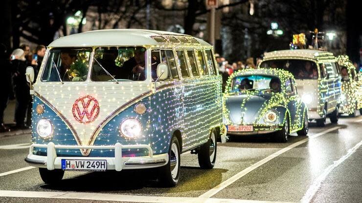 Beim sogenannten „Twinkle Light Cruise“ treffen sich die Besitzer von VW-Oldtimern und fahren durch die Innenstadt von Hannover. Foto: dpa