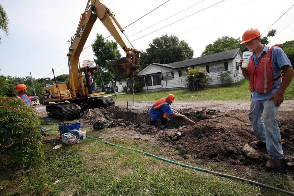 Manatee County employees install new water pipes on 16th Street East in Tallevast in 2008. Tiffany Tompkins/ttompkins@bradenton.com