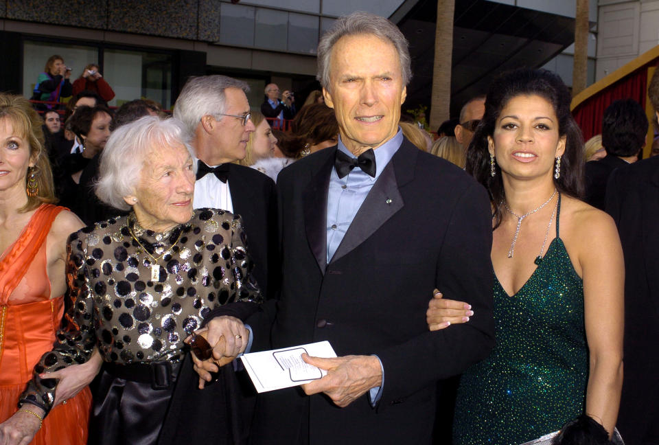 Clint Eastwood, su hija Laurie Murray (izquierda), su madre, Ruth Wood y su segunda esposa, Dina Ruiz, llegan al Teatro Kodak de Los Ángeles para la 76.ª edición de los Premios de la Academia. (Foto de Ian West - PA Images/PA Images vía Getty Images)