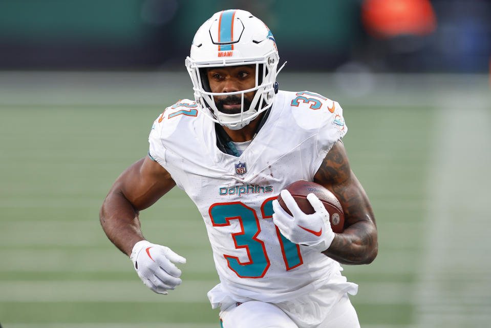 Miami Dolphins running back Raheem Mostert (31) carries the ball against the New York Jets during the first quarter of an NFL football game, Friday, Nov. 24, 2023, in East Rutherford, N.J. (AP Photo/Noah K. Murray)