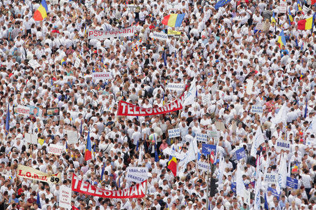 Supporters of Romania's ruling Social Democratic Party gather during a demonstration in Bucharest, Romania, June 9, 2018. Inquam Photos/Octav Ganea via REUTERS