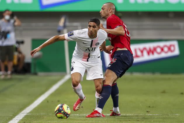 Le Parisien Achraf Hakimi, ici en train de déborder l'attaquant lillois Burak Yilmaz, a été copieusement sifflé par le public de Tel-Aviv durant le Trophée des champions, match de gala opposant le champion de France de Ligue 1 au vainqueur de la Coupe de France. (Photo: EMMANUEL DUNAND / AFP)