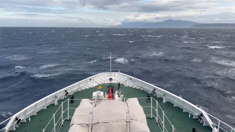 海巡署「台南艦」目前在小琉球南南東方附近海域進行搜救。（圖／海巡署提供）