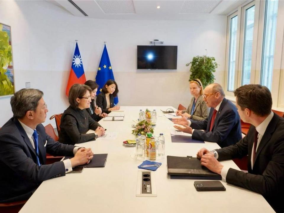 蕭美琴與歐洲議會第一副議長卡拉斯（Othmar Karas）意見交流。(外交部提供)