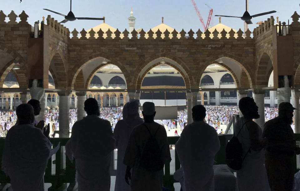 <p>Die Gläubigen beten vor der Kaaba, dem würfelförmigen Gebäude in der Großen Moschee in Mekka. (Bild: Khalil Hamra/ AP) </p>