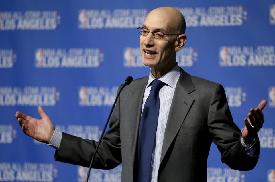 El comisionado de la NBA, Adam Silver, anuncia que Los Ángeles será la sede del Juego de Estrellas de 2018, durante una conferencia realizada el martes 22 de marzo de 2016 (AP Foto/Chris Carlson)