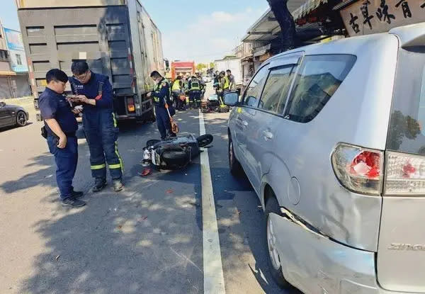 ▲王男與大貨車碰撞後遭捲入車底身亡。（圖／翻攝畫面）