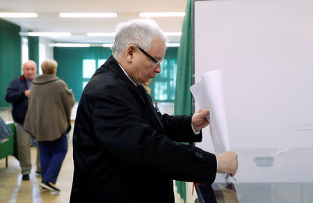 Jaroslaw Kaczynski, the leader of the ruling Law and Justice (PiS) party, casts his vote during regional elections, at a polling station in Warsaw, Poland, October 21, 2018. REUTERS/Kacper Pempel