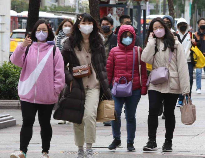 一名女子穿馬靴時把貼式暖暖包放腳背上就去走路上班，10分鐘腳就痛到走不動。(示意圖，達志提供)