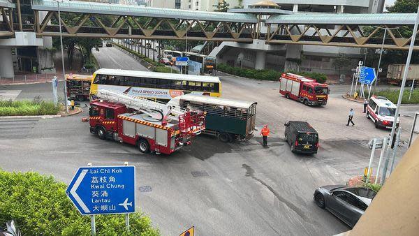 長沙灣東京街運魚車撼城巴　司機一度被困