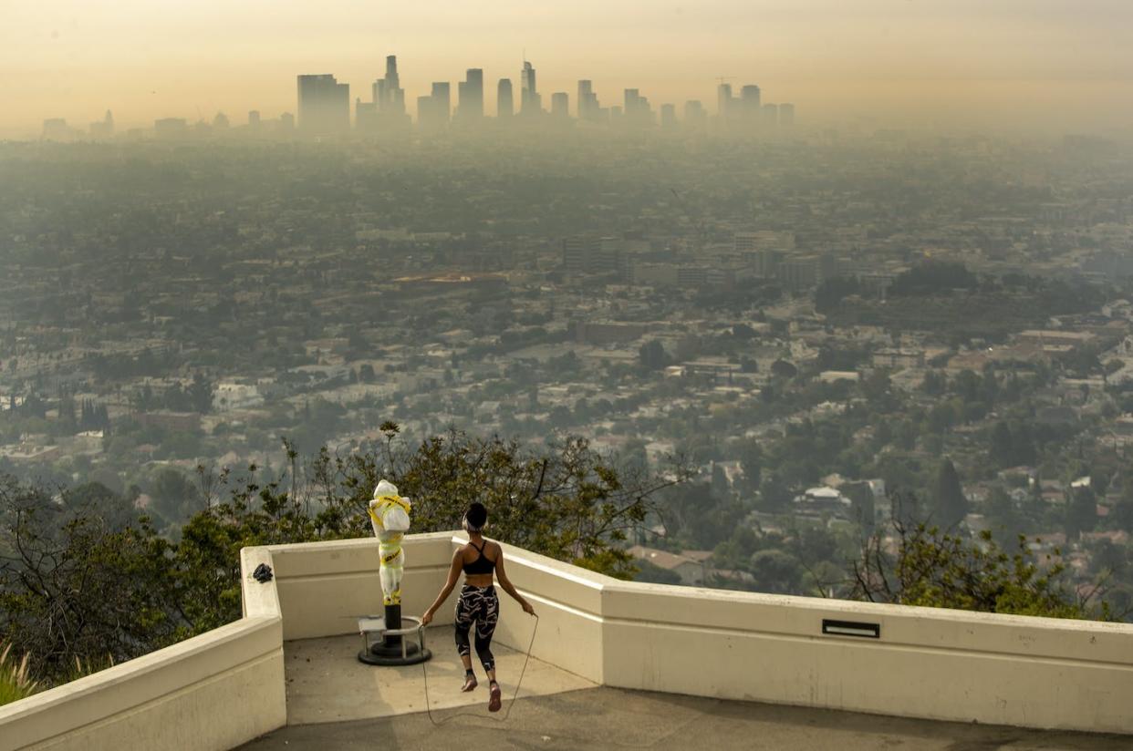 Bad air pollution and extreme heat each raise health risks, but they're worse combined. <a href="https://www.gettyimages.com/detail/news-photo/los-angeles-resident-carmen-green-jumps-rope-at-a-closed-news-photo/1228565250" rel="nofollow noopener" target="_blank" data-ylk="slk:Brian van der Brug/Los Angeles Times via Getty Images;elm:context_link;itc:0;sec:content-canvas" class="link ">Brian van der Brug/Los Angeles Times via Getty Images</a>
