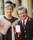 Singer Rod Stewart poses at Buckingham Palace with his wife, Penny Lancaster after receiving his knighthood, in London, Britain, October 11, 2016. REUTERS/David Parker/Pool