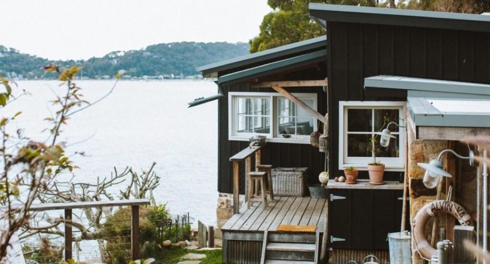 <p>En lugar de aire acondicionado, la propiedad cuenta con ventilación natural y la calefacción viene de la mano de una chimenea.<br>Foto: The Little Black Shack </p>