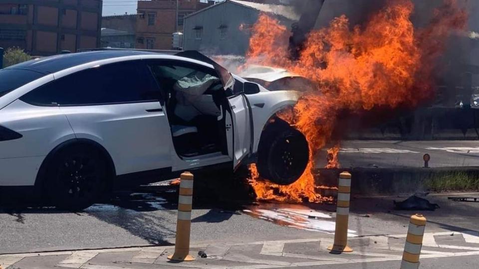 特斯拉火燒車。（圖／翻攝自爆廢公社）