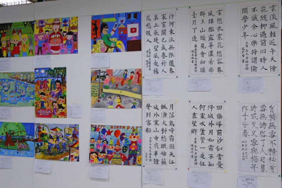 日本多治見市扶輪小學生作品在苗栗市公所展出。 （記者葉蒼秀攝）