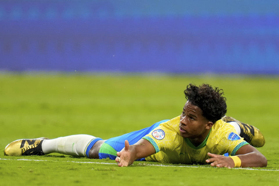 El delantero brasileño Endrick en el piso durante el partido contra Uruguay en los cuartos de final de la Copa América, el sábado 6 de julio de 2024, en Las Vegas. (AP Foto/Julio Cortez)