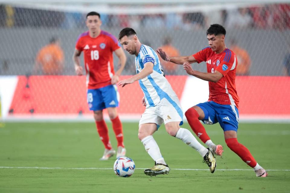 El astro de Argentina Lionel Messi conduce la pelota ante la marca del chileno Víctor Dávila, en el partido de la Copa América celebrado el 25 de junio de 2024 en el MetLife Stadium en East Rutherford, Nueva Jersey. Vincent Carchietta-USA TODAY Sports