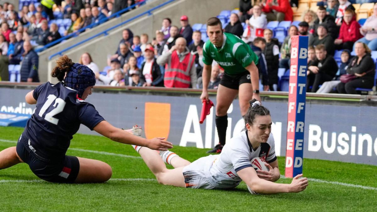 Leah Burke a marqué quatre buts alors que l’Angleterre s’est avérée trop forte pour la France