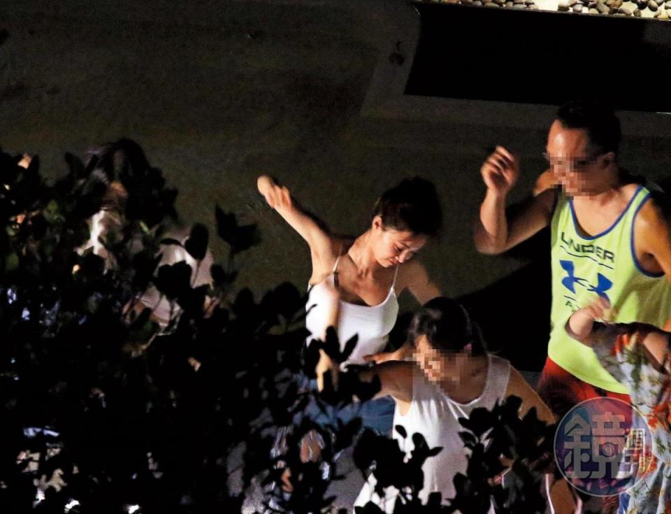 9/14　01：34　雖然不是舞台表演，蔡依林（左）依舊風情萬種，顯得相當陶醉。