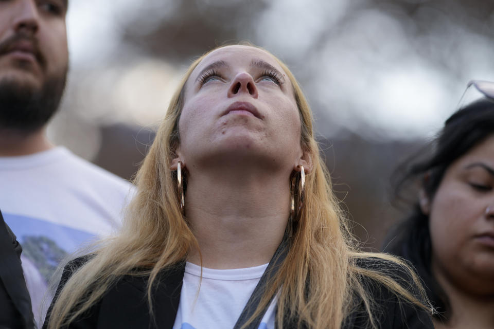 Grisel Lyardet, hermana de Sasha Lyardet, una joven detenida en las protestas de la semana anterior frente al Congreso, se reúne con manifestantes en la Plaza de Mayo para pedir su liberación, en Buenos Aires, Argentina, el martes 18 de junio de 2024. (AP Foto/Natacha Pisarenko)