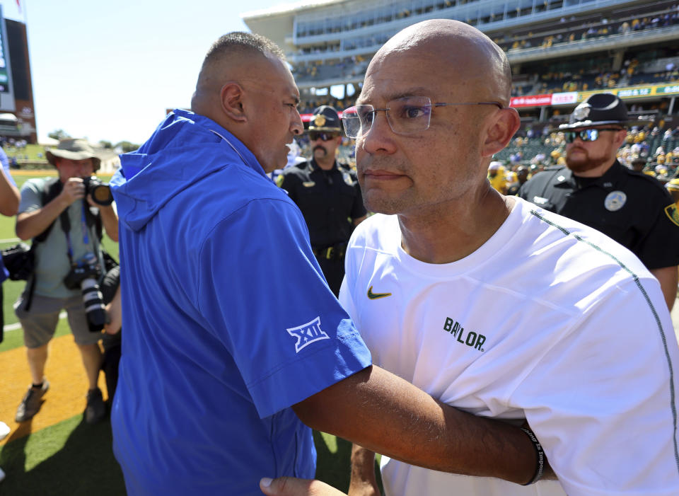 Pelatih kepala BYU Kalani Sitake, kiri, memeluk pelatih kepala Baylor Dave Aranda usai pertandingan sepak bola perguruan tinggi NCAA Sabtu, 28 September 2024, di Waco, Texas. (Foto AP/Richard W. Rodriguez)