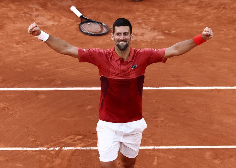 El serbio Novak Djokovic celebra tras ganar su partido de cuarta ronda contra el argentino Francisco Cerundolo en Abierto de Francia, Roland Garros, París, Francia