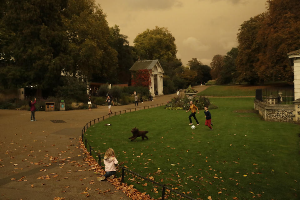 El cielo de Londres, amarillo