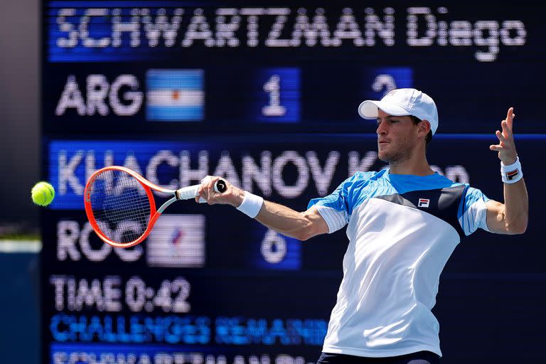 Diego Schwartzman juega una derecha: más poderosas, las del ruso Karen Khachanov fueron más potentes y eliminaron al argentino de los Juegos Olímpicos de Tokio.