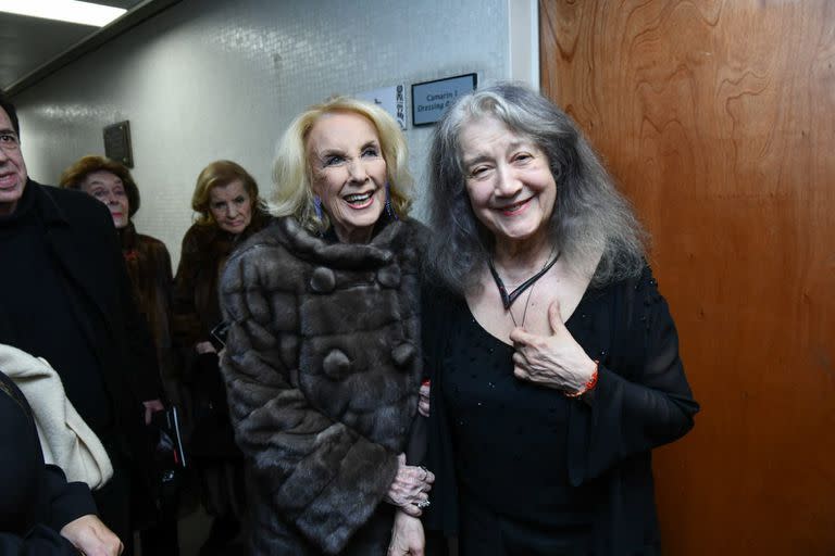 Sonríen Mirtha Legrand y Martha Argerich en el Teatro Coliseo