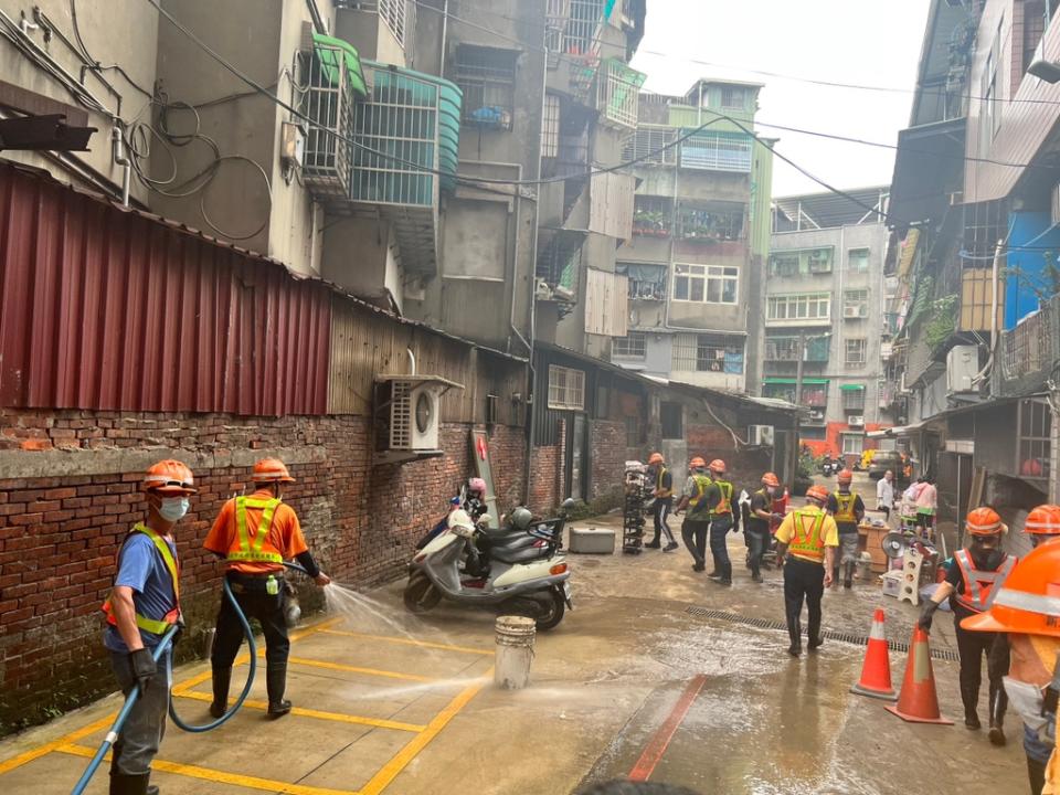 《圖說》現場積水已退卻，清理道路淤砂。〈消防局提供〉