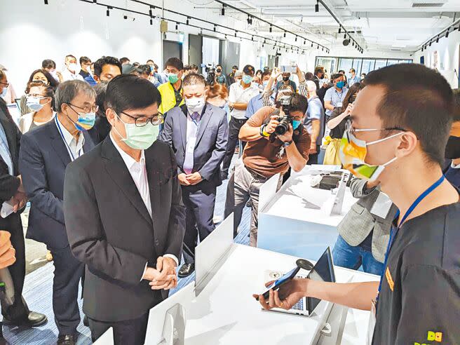 微軟新創加速器進駐高雄設立亞灣雲平台，8日公布17家入選的新創團隊，高雄巿長陳其邁（左）受邀出席。（曹明正攝）