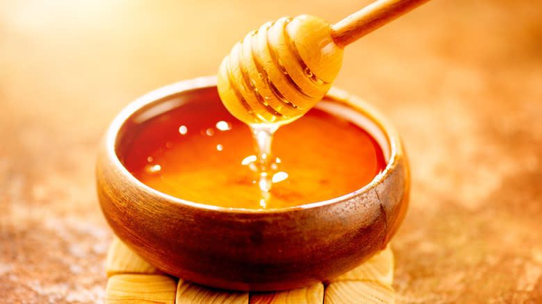 honey in wooden bowl