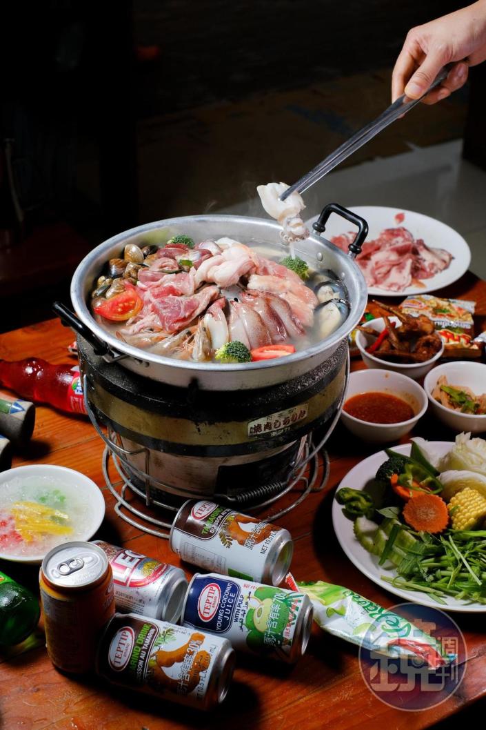 二樓的泰式燒肉選擇多，除了摩摩喳喳，來自泰國的飲料和冰品也不容錯過。