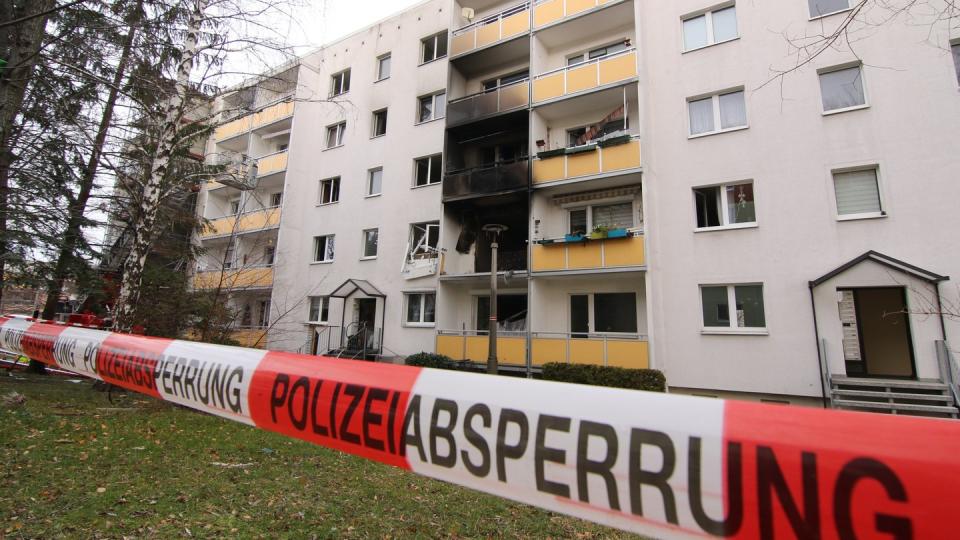 Das Haus liegt eher am Rande der Harzstadt Blankenburg. Eine in der Nähe befindliche Kita wurde evakuiert.