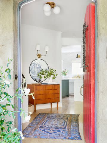 <p>Design: <a href="https://stylebyemilyhenderson.com/blog/realtor-approved-entryway-styling" data-component="link" data-source="inlineLink" data-type="externalLink" data-ordinal="1">Emily Henderson</a>/ Photo: Sara Ligorria-Tramp</p>