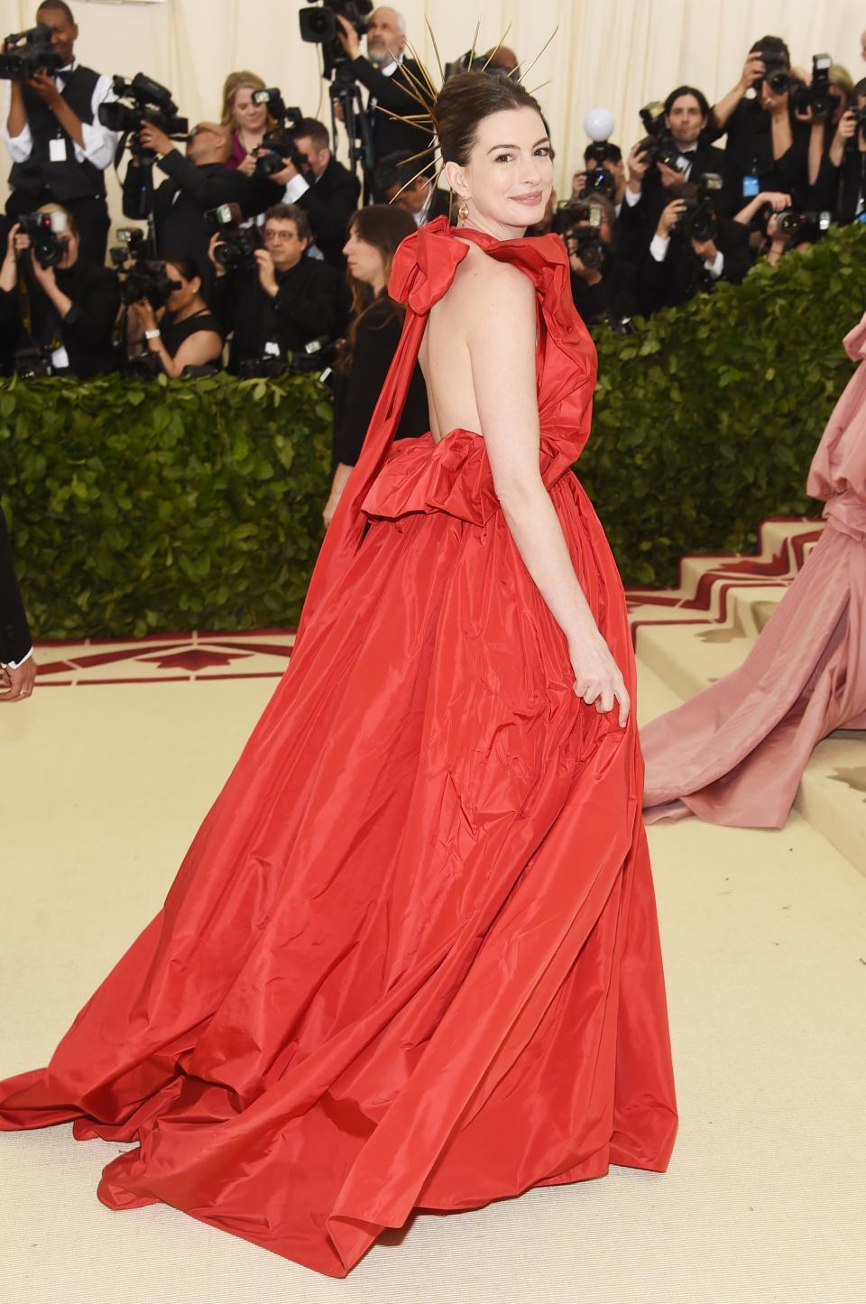 <h1 class="title">Anne Hathaway in Valentino</h1><cite class="credit">Photo: Getty Images</cite>