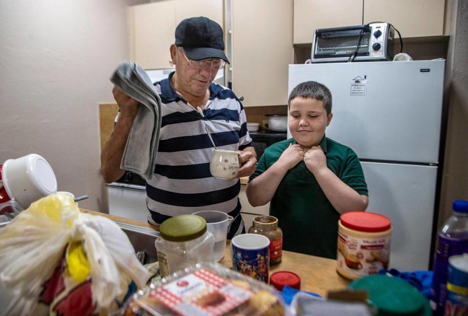 Concepción Gutiérrez prepara un café con su hijo Concepción Iván Gutiérrez, de 9 años, en la cocina de su apartamento en Hialeah, el miércoles 16 de noviembre. El Sr. Gutiérrez está discapacitado por problemas de salud.